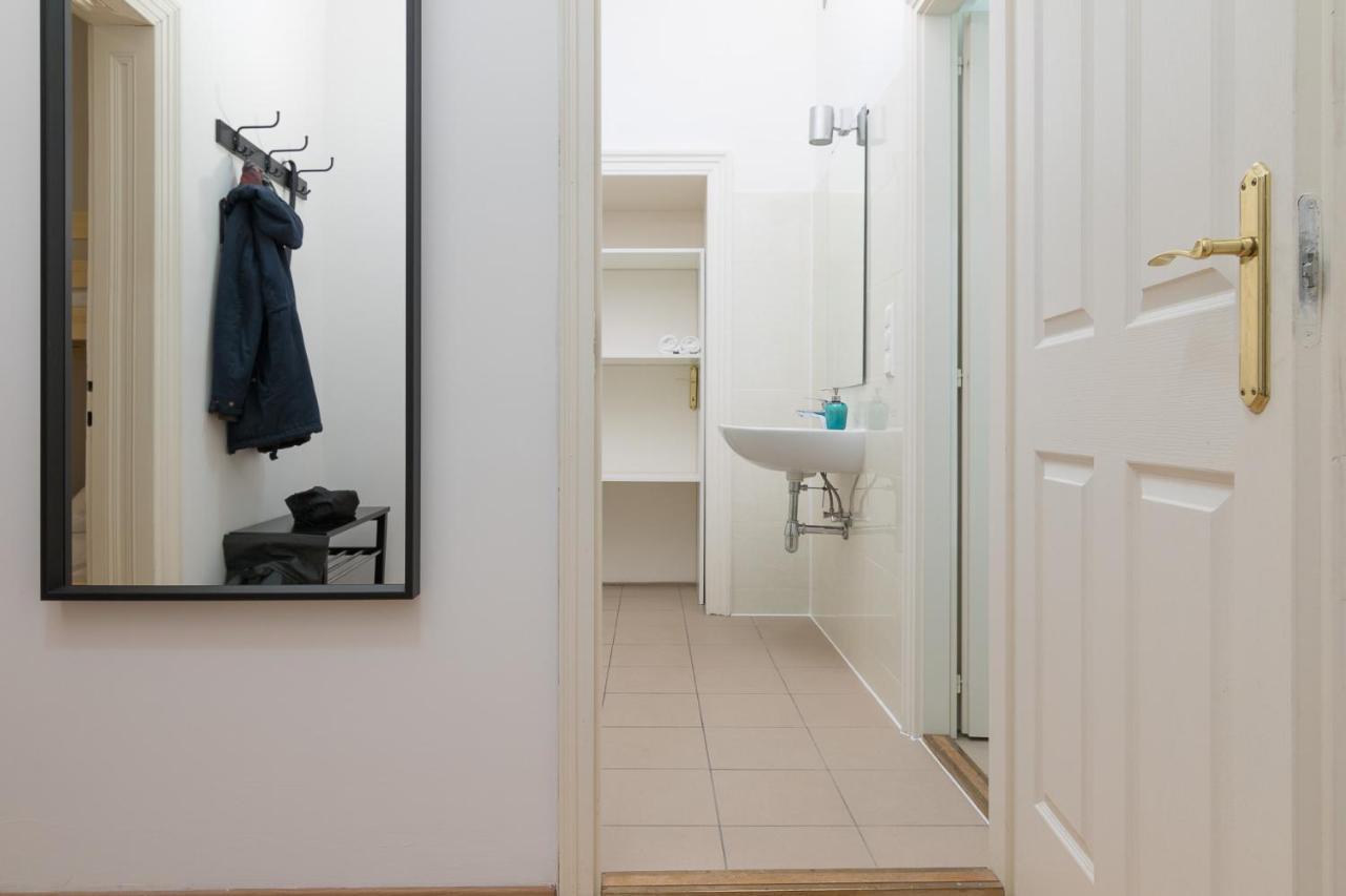וינה Spacious 2 Bedrooms Apartment In 4Th District Near Karlskirche מראה חיצוני תמונה
