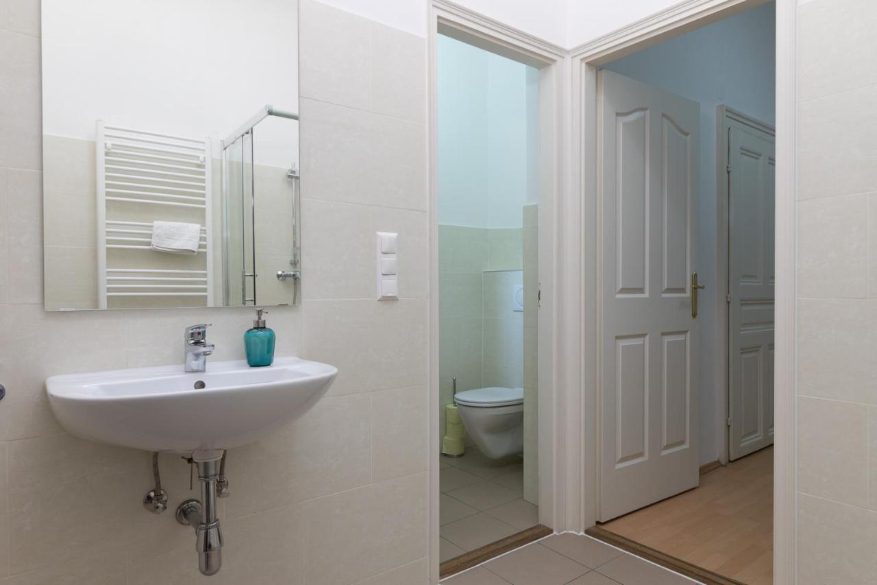 וינה Spacious 2 Bedrooms Apartment In 4Th District Near Karlskirche מראה חיצוני תמונה
